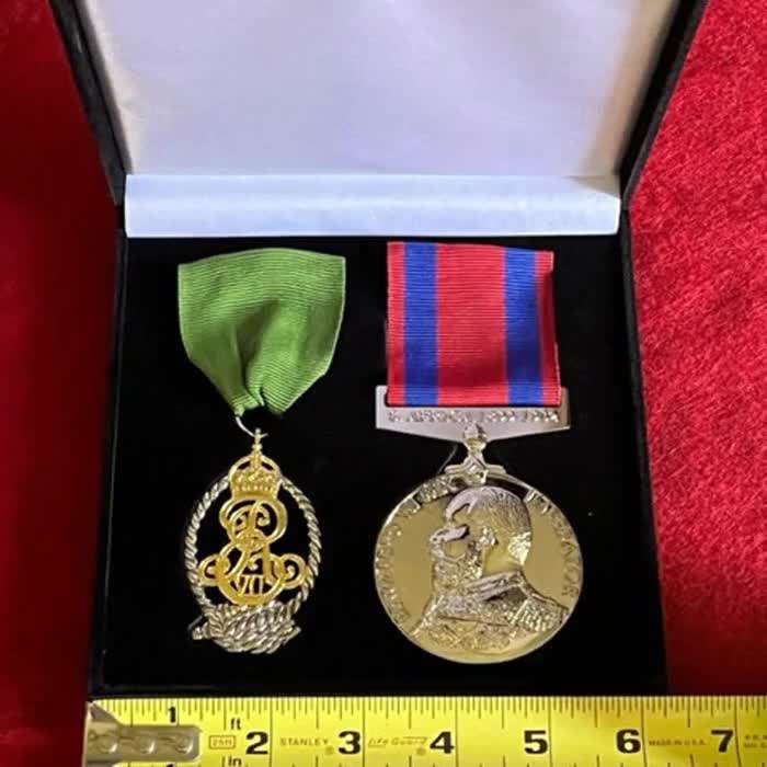 メダルと勲章のコレクションセット USD|en-US|